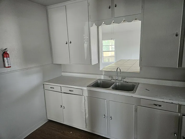 1007 Lynhurst Ave — Photo 3