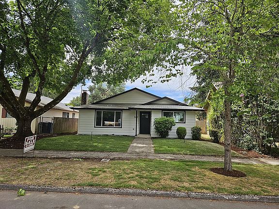 3rd image of 945 18th St NE