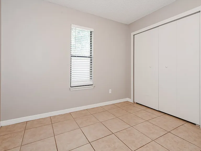 1834 Manitoba Ct N — Photo 13