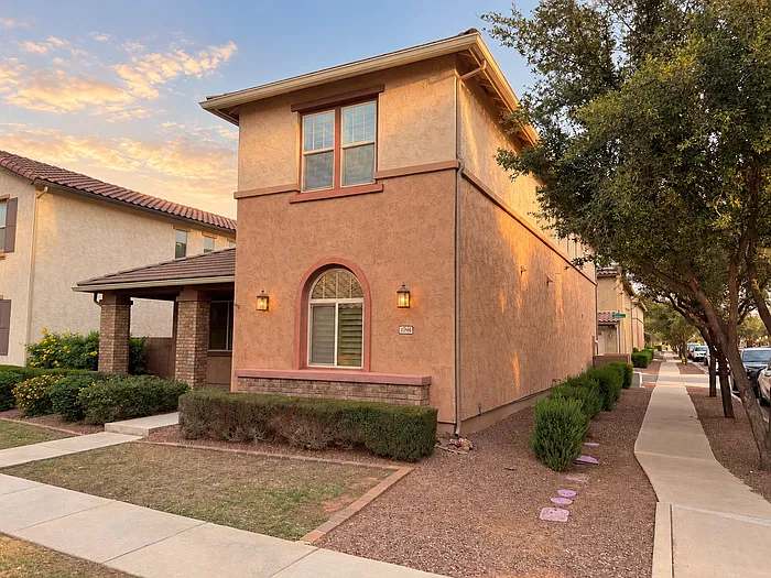 4 bed, 3.0 bath, 2292 sqft, $2,650 — Photo 2