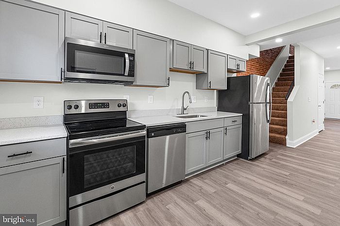 1st image of 900 Bennett Pl