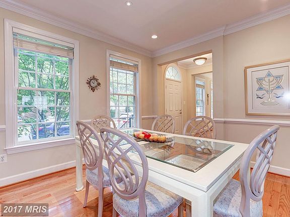 5th image of 404 Garden View Way