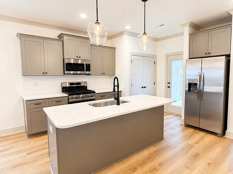600 Freret Ct — Photo 2