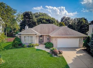 1601 Dover Dr, Waunakee, WI 53597