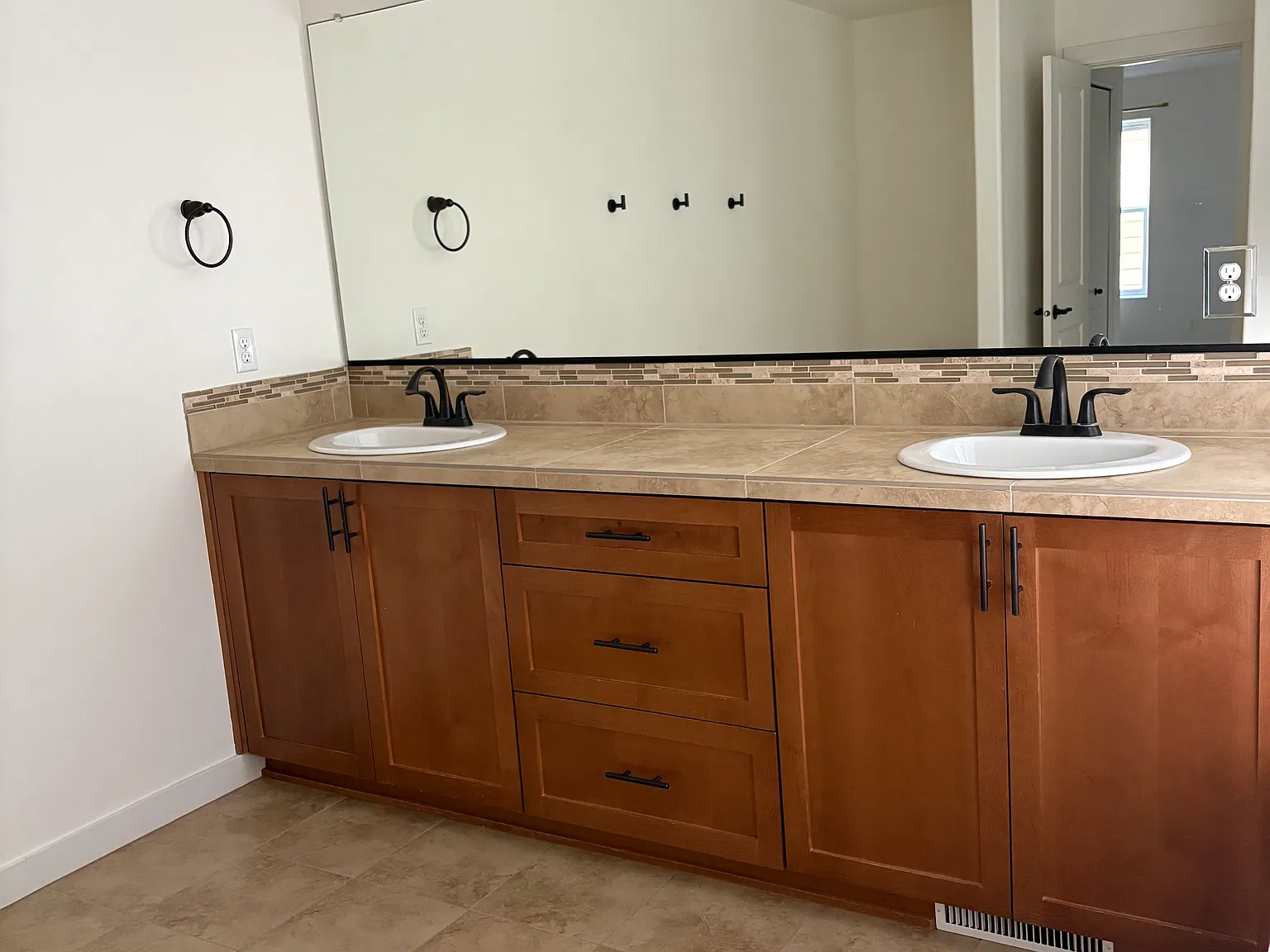 4 bed, 2286 sqft, $3,150 — Photo 4