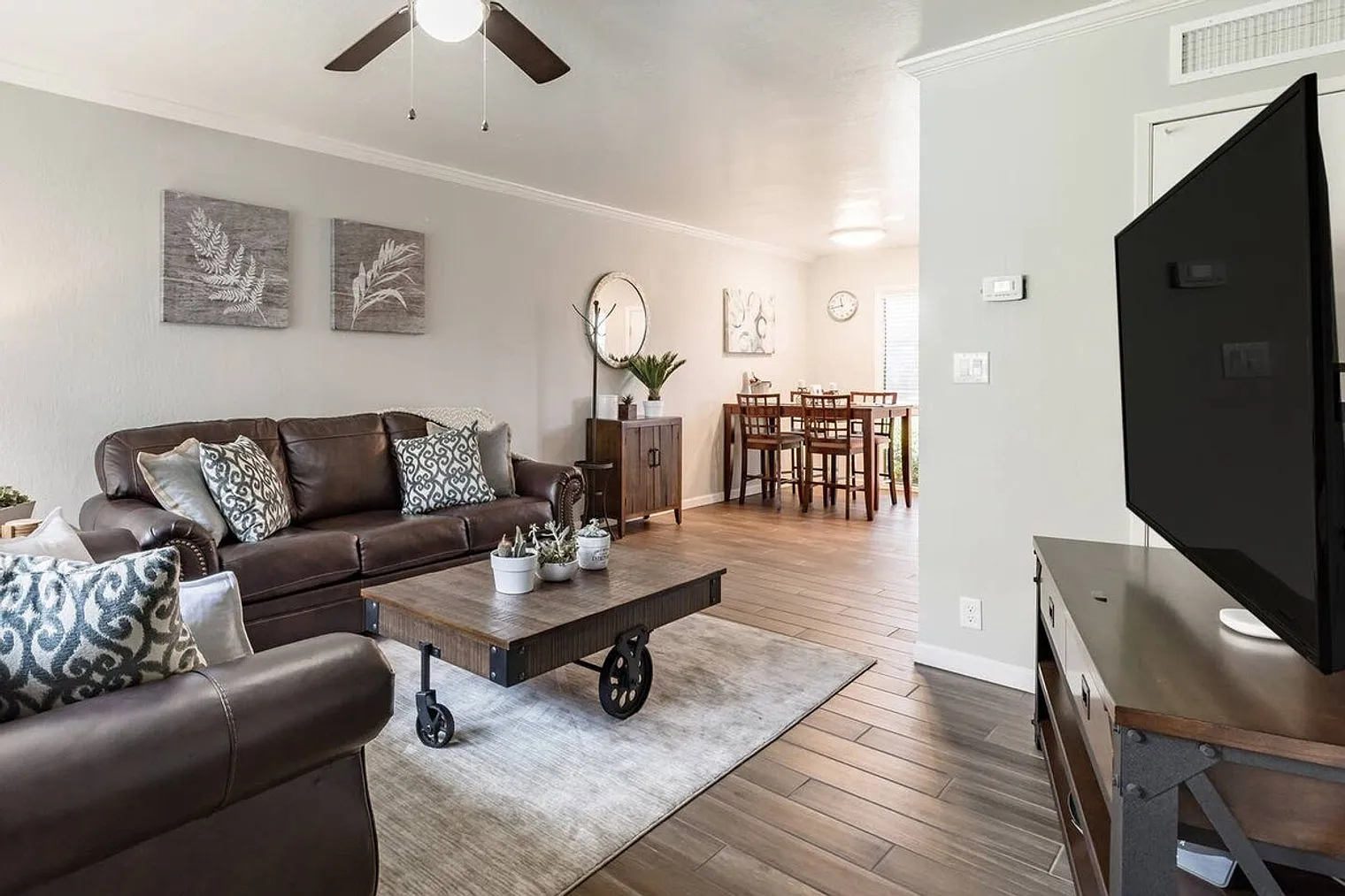 2 bed, 1.0 bath, 979 sqft, $2,218 — Photo 3