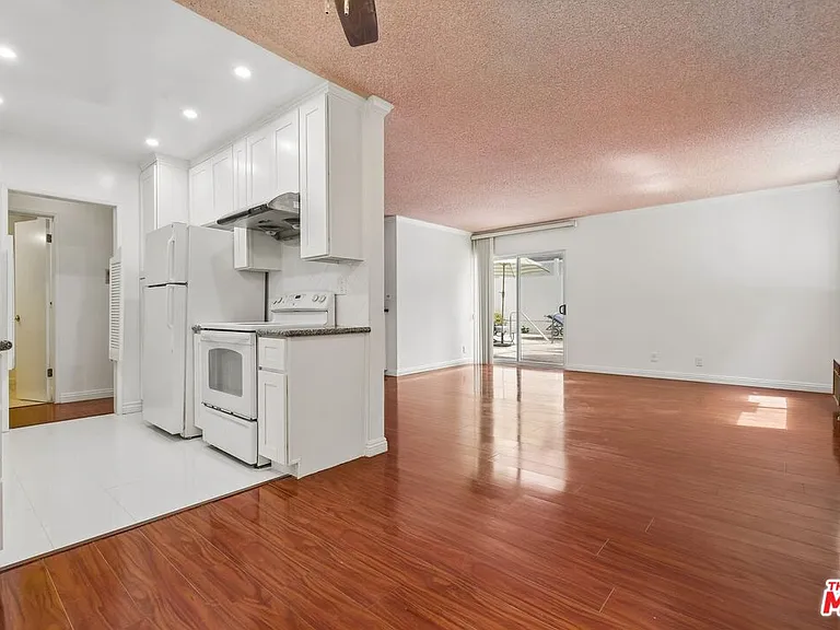 530 S Barrington Ave #110 — Photo 13