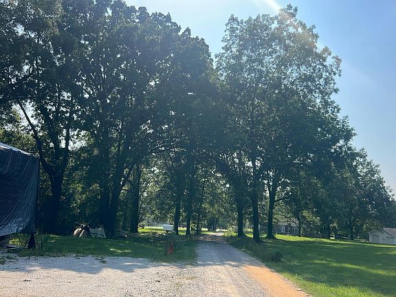 4th image of 1000 Brown Oak Dr