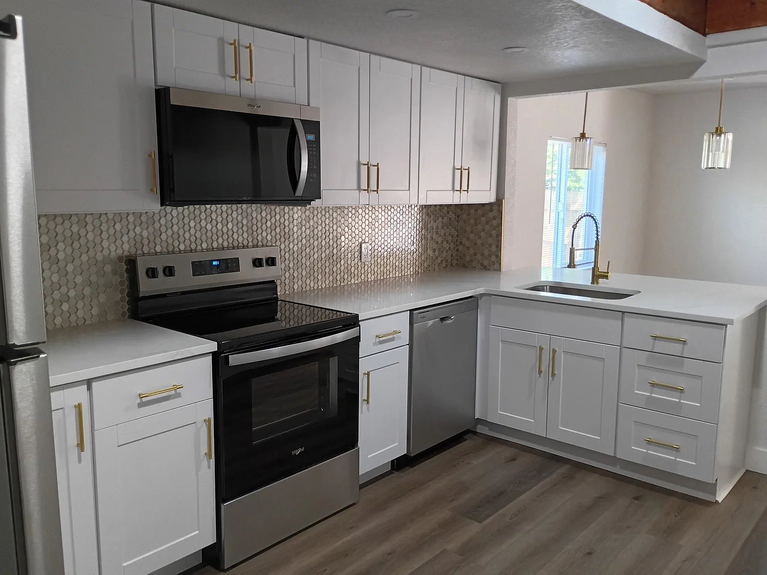3 bed, 2365 sqft, $2,500 — Photo 4