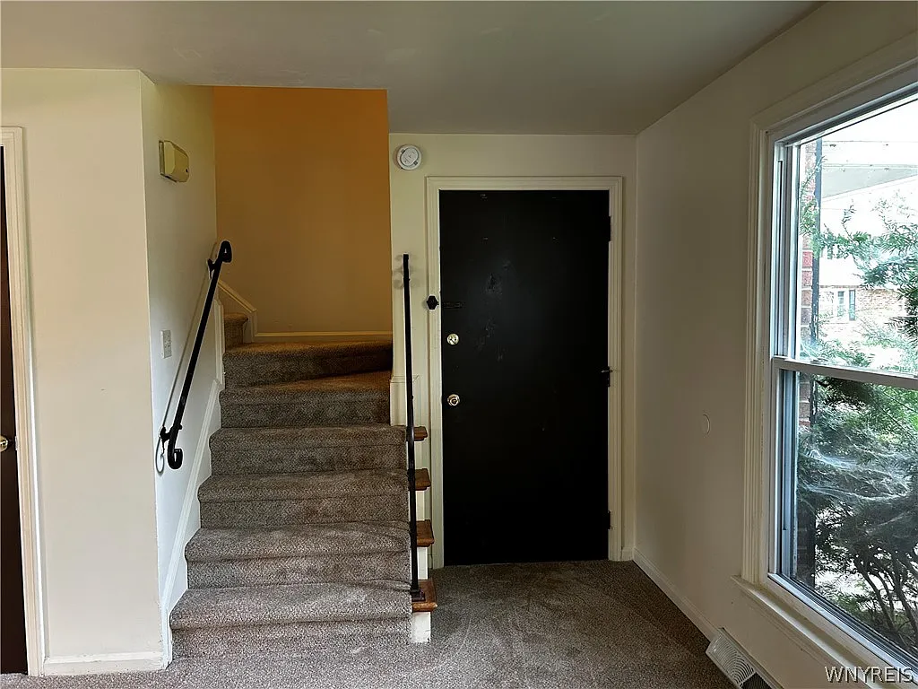 3 bed, 1.0 bath, 1200 sqft, $1,620 — Photo 2