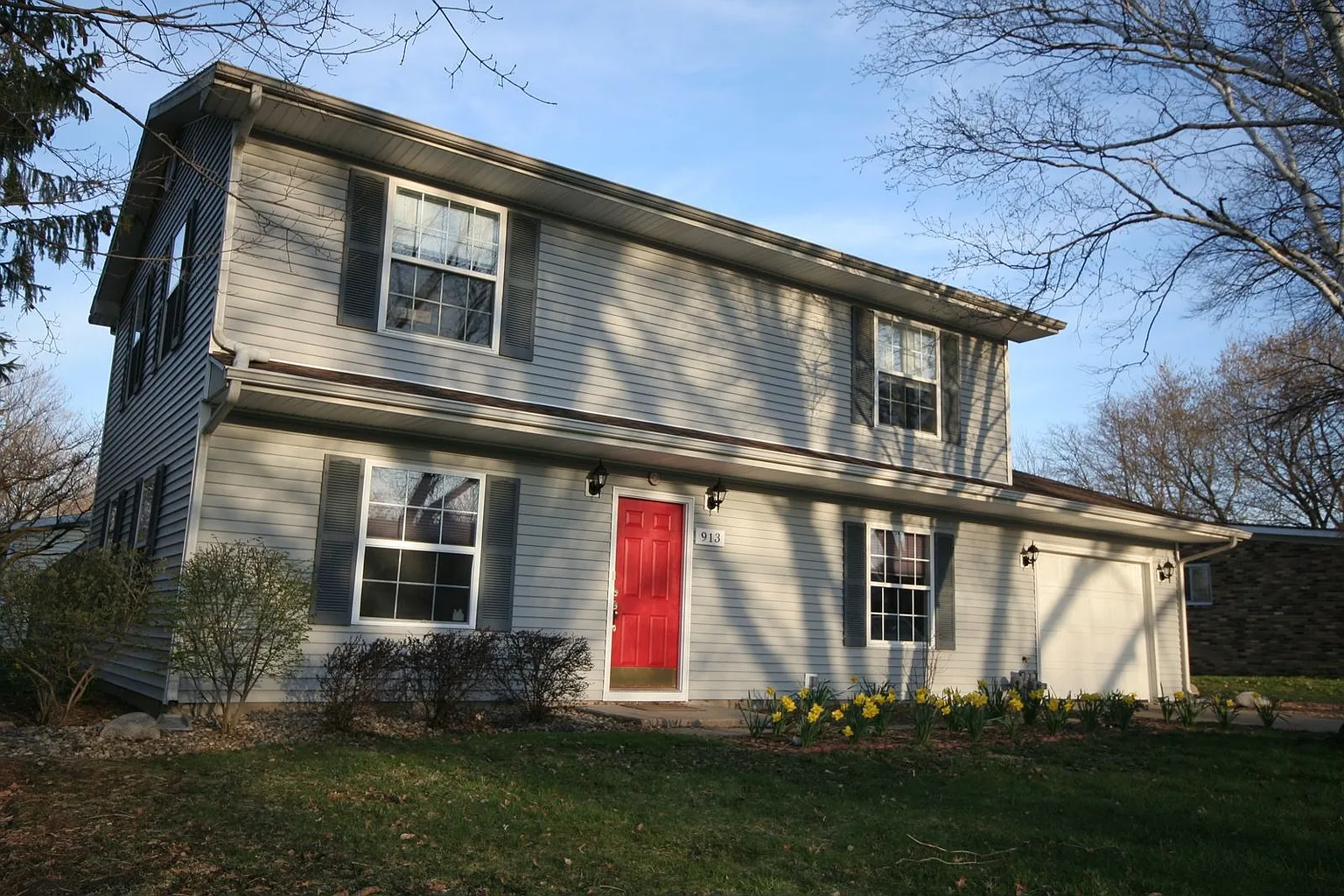913 Holiday Dr photo 1