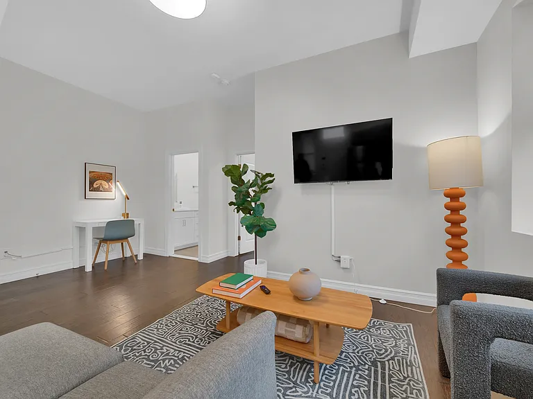 304 Erskine St #2B — Photo 2