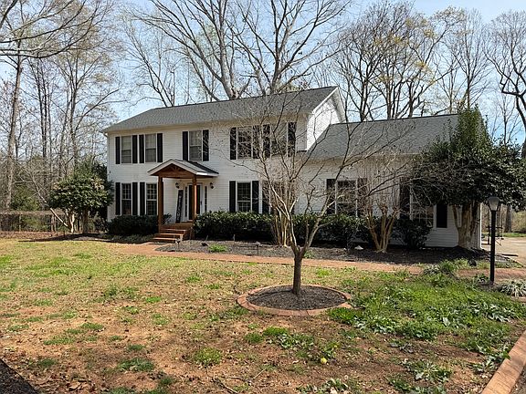 2nd image of 122 Hollyridge Rd
