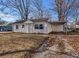 1902 Meadow Dr, Champaign, IL