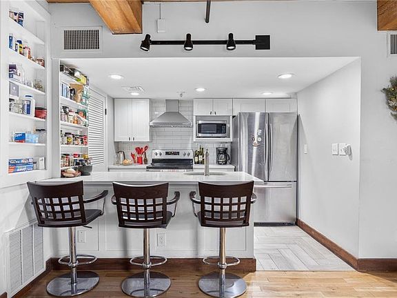 4th image of 555 S Main St APT 324