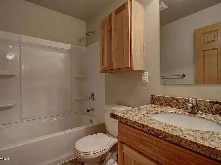 1121 E Dellwood St — Photo 14