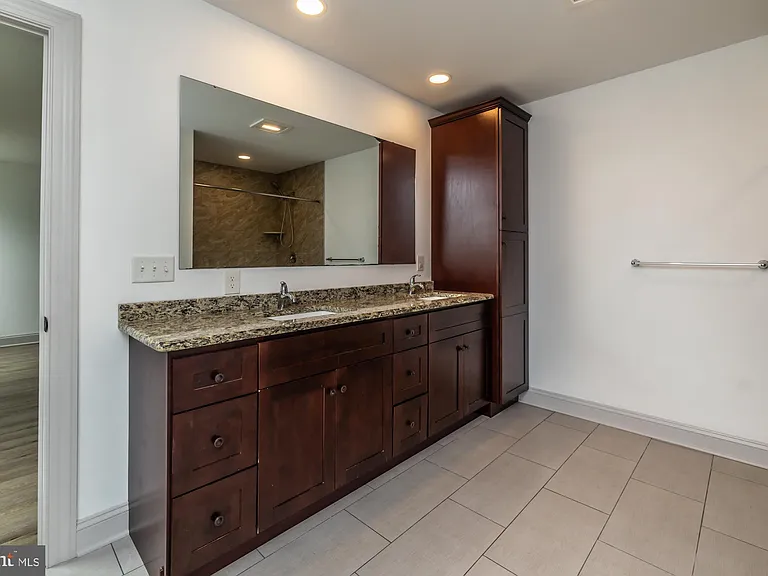 411 James St — Photo 37