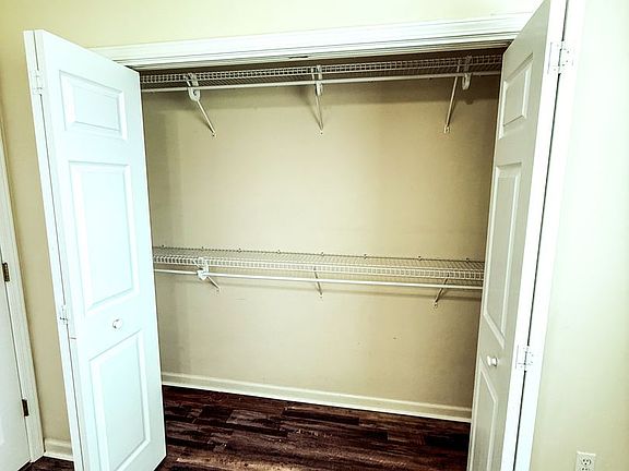 4th image of 266 Windsor Garden Dr