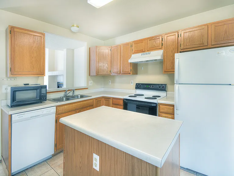 2540 Lyncrest Dr — Photo 4