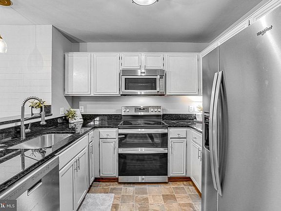 4th image of 202 Grosvenor Ln #71