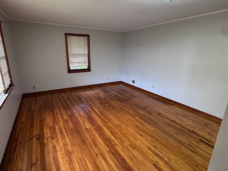 916 Stewart St — Photo 8