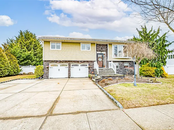 296 N Lewis Avenue, Lindenhurst, NY 11757