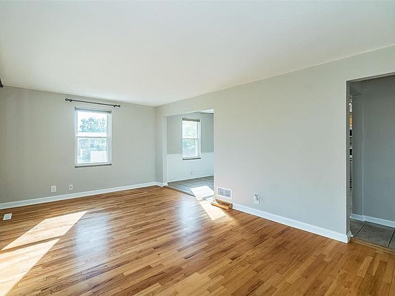 4th image of 8029 Parkwood Dr