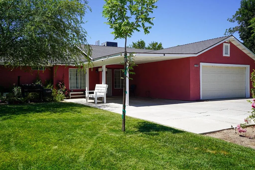 22303 White Ave photo 1