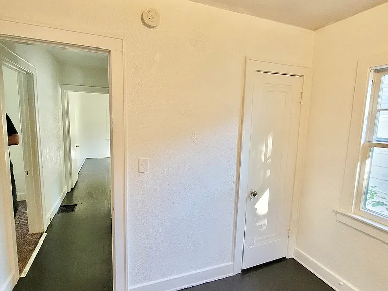 518 Leslie St — Photo 4