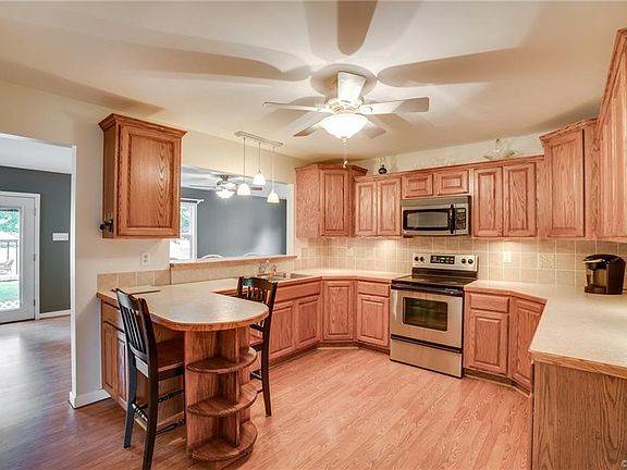 3rd image of 6476 Hanna Dr
