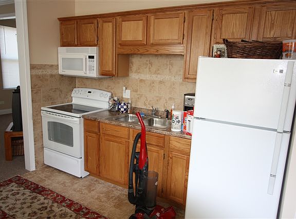 3rd image of 2024 N Wolcott Ave #2R