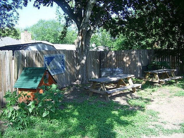 Backyard: Shaded picnic area