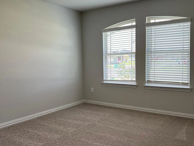684 Avalon Dr — Photo 16