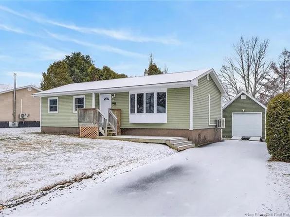 8 Finnamore St, Oromocto, NB E2V 2J5