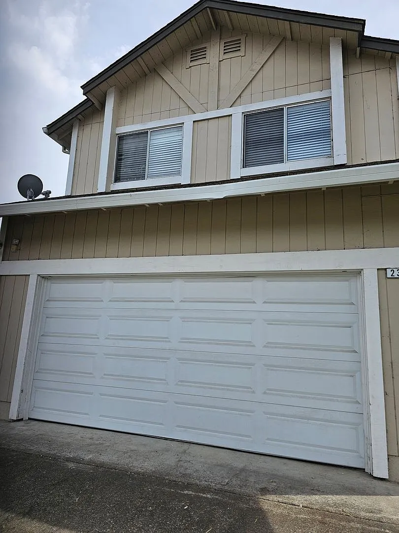 Traditional 3 bedroom 2 bath home in quiet area — Photo 1