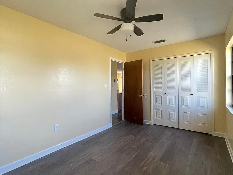 955 Lake Dr E — Photo 6