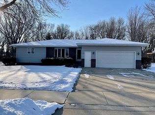 1441 Pebble Beach Rd, Mitchell, SD 57301
