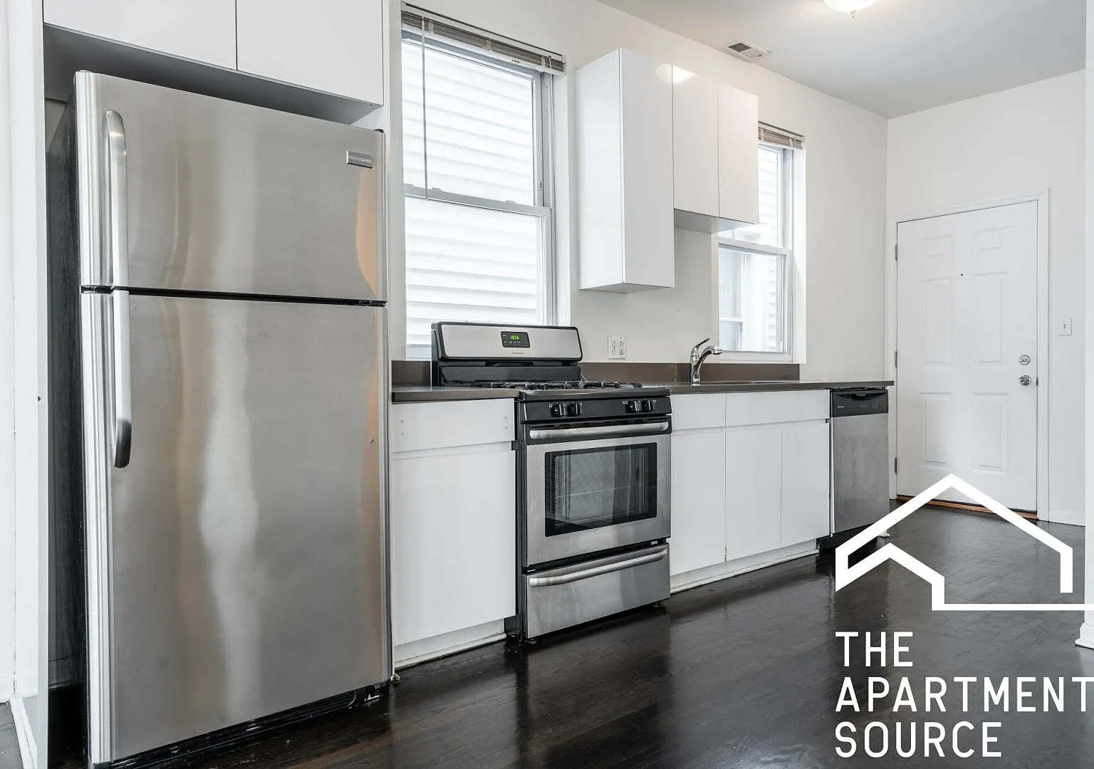 3 Bed 2 Bath in Lincoln Park — Photo 2