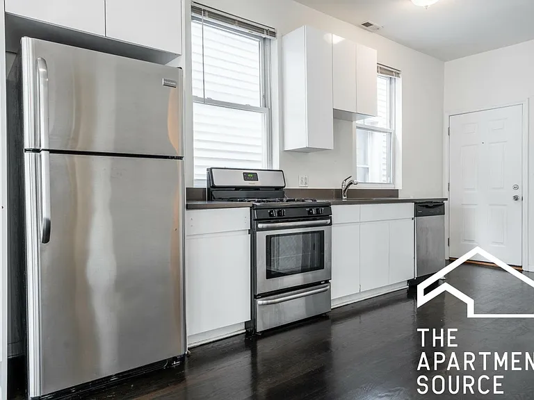 2438 N Ashland Ave — Photo 2