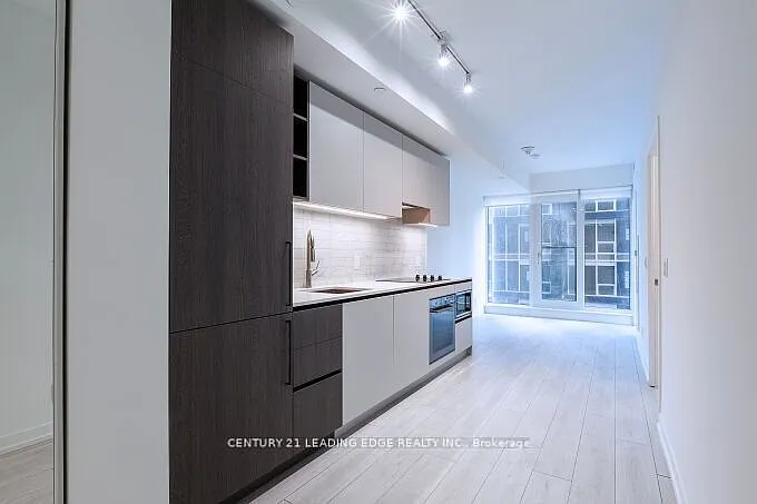 Mercer 55 Condos — Photo 2