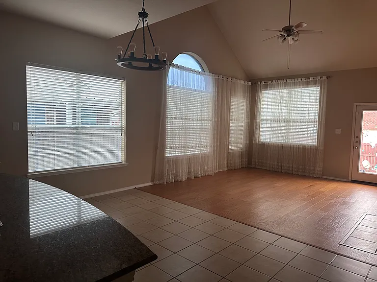 11490 La Grange Dr — Photo 2