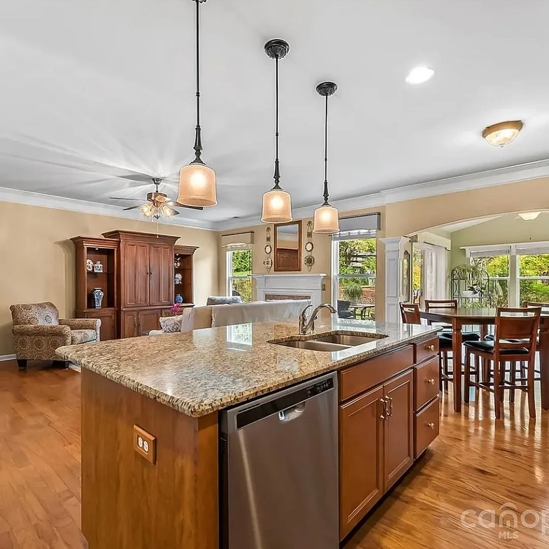 Spacious 5BR House in Statesville — Photo 4