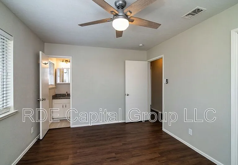2726 Starcrest Ln — Photo 17