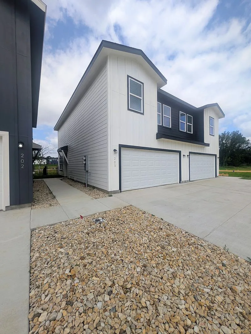 Brand New Duplex in New East Parks Community — Photo 2