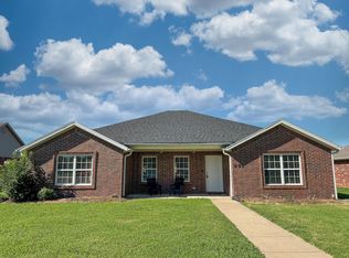 691 N Meadowlands Dr, Fayetteville, AR 72704