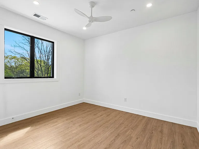 1060 Main Street — Photo 59