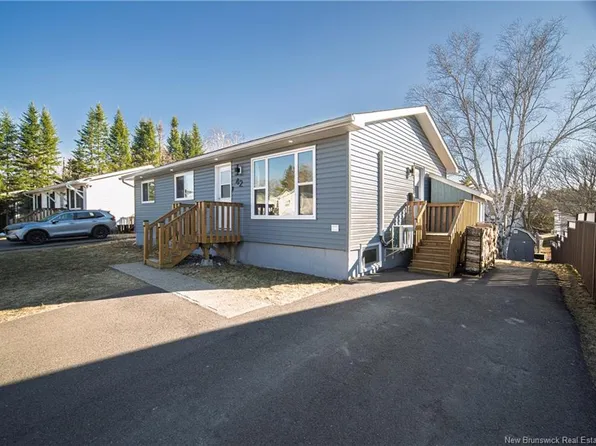 42 Barker St, Oromocto, NB E2V 2K9