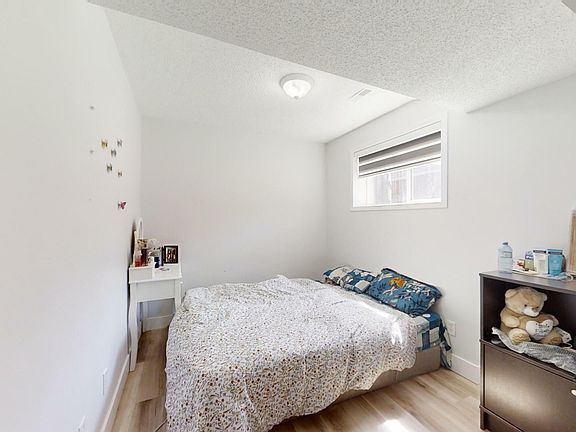 4th image of 1911 37c Ave NW