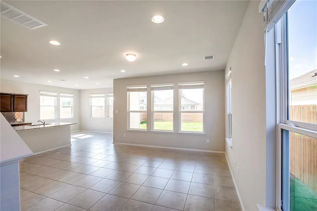 3 bed, 2.5 bath, 1796 sqft, $2,050 — Photo 4