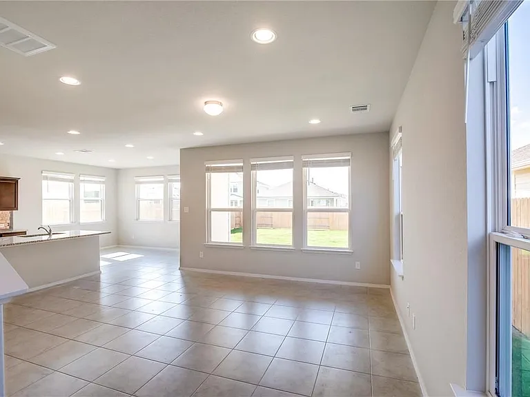 226 Trailside Ln — Photo 4